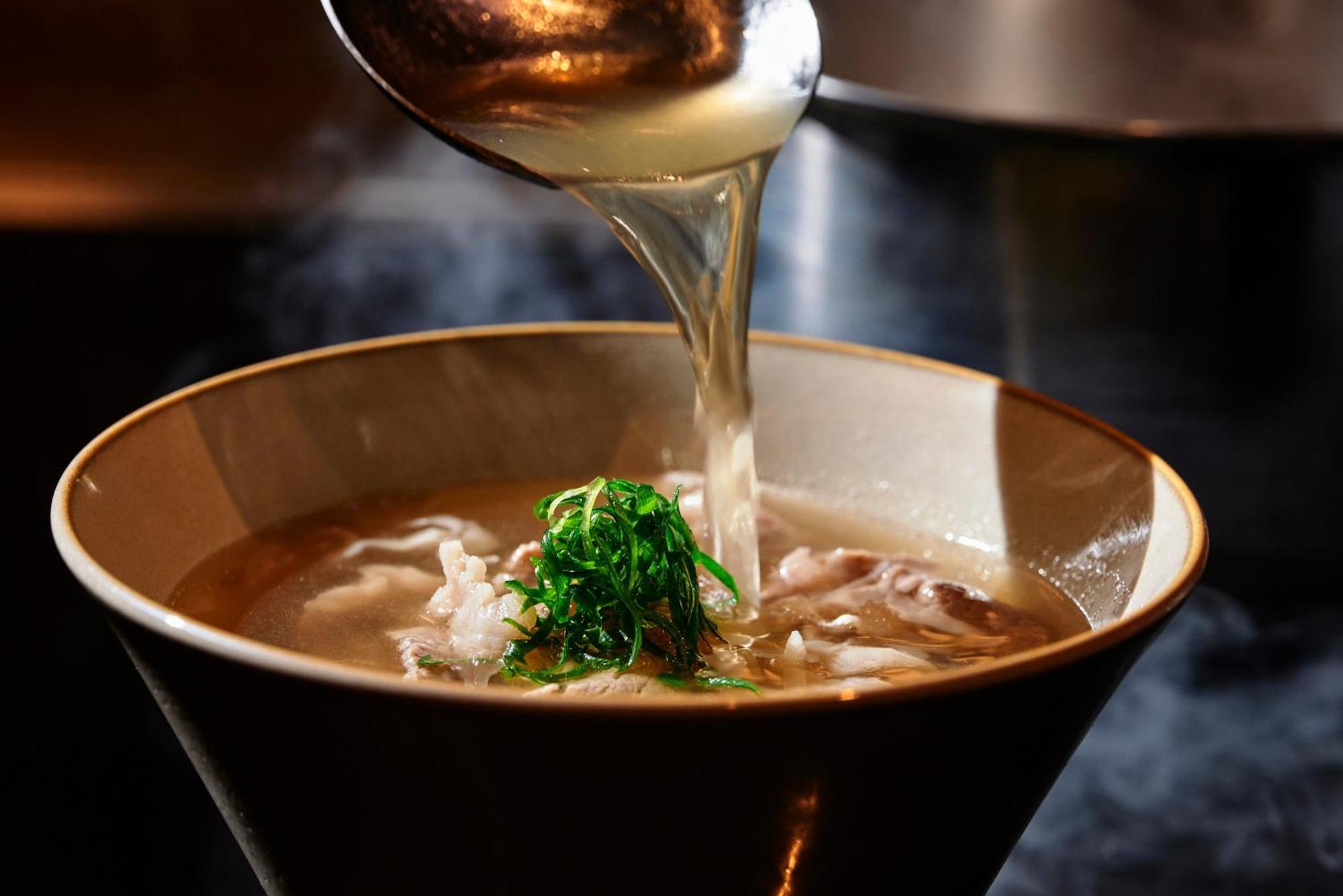 Omo7 Osaka By Hoshino Resorts Buitenkant foto A bowl of soup being served